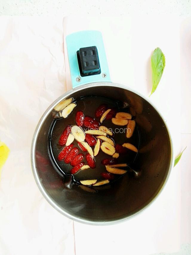 食材倒入豆浆机中 加150毫升水（3人份）