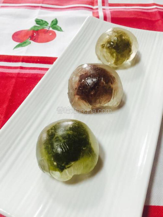 用刀子把水晶皮分割成10～12份，把皮用手按成圆饼状，取比饼皮小一半的馅料包上，整形成自己喜欢的样子。我由于不会包粽子就用保鲜膜把包好的水晶球裹紧，包成了类似日式茶巾绞的东东，其实如果包成粽子的形状会更好看555

做好后，放冰箱冷藏一会，很好吃！