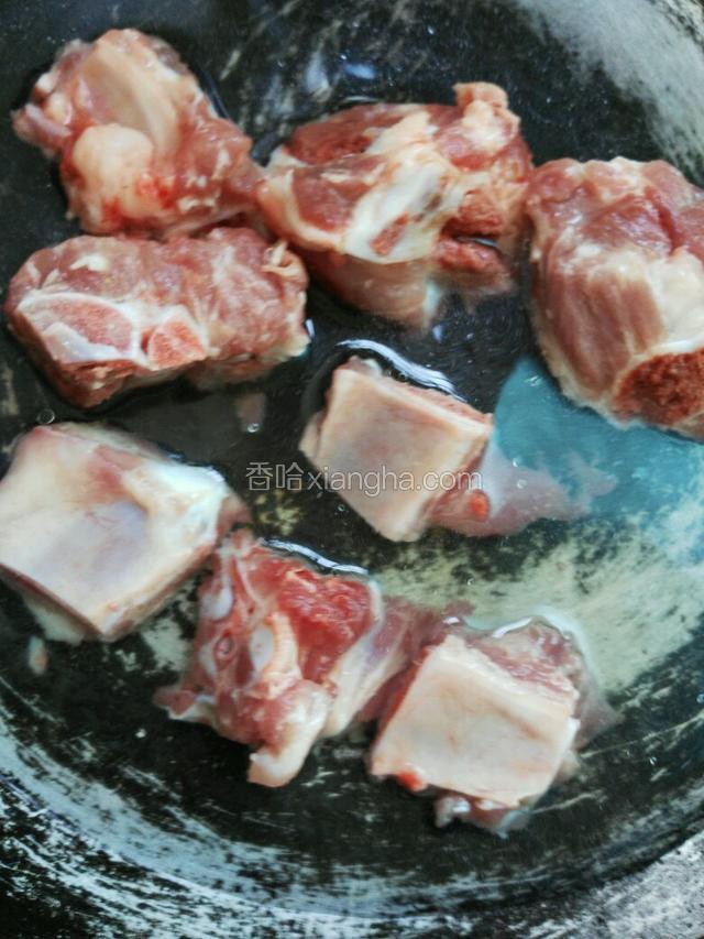 排骨放锅里焯水，去除血水并洗干净