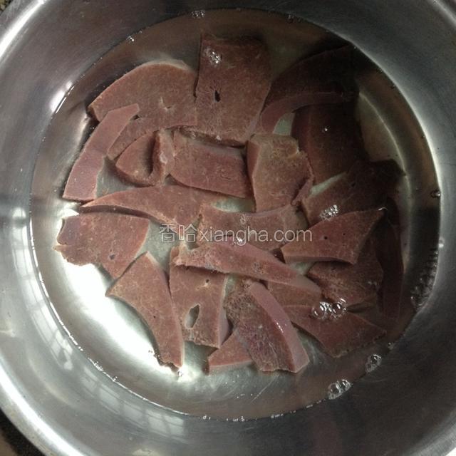 猪肝切片清洗干净在清水里泡上半小时。
