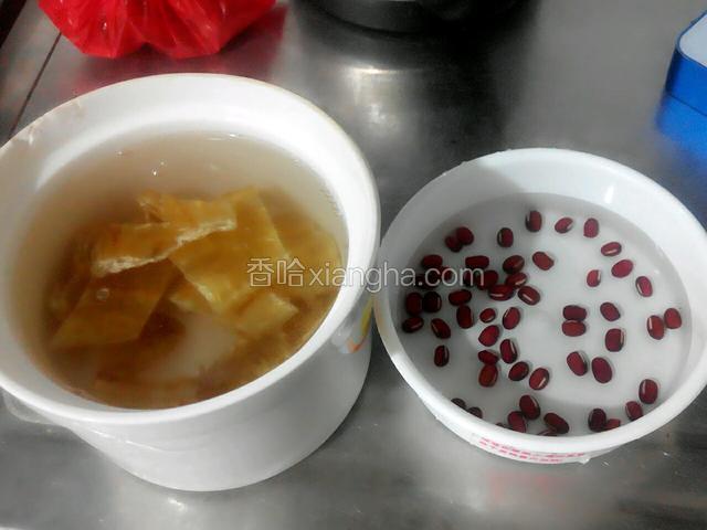 红豆用清水浸泡洗干净，沥干水放进冰箱结冻半个钟，
花胶用开水浸泡，放凉把花胶清洗，