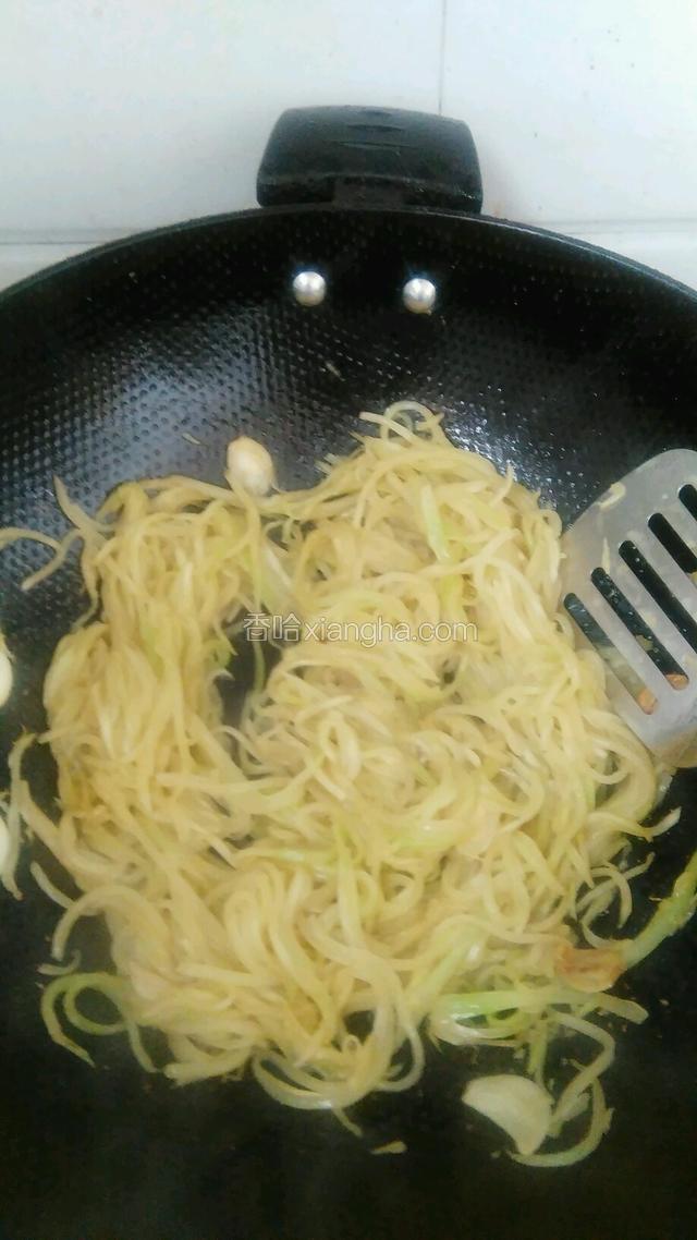 淋入香油出锅。