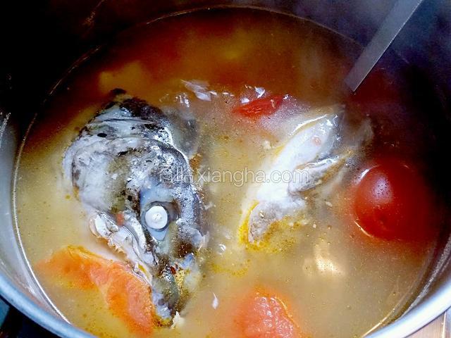 水沸後中火煲30分鐘，下鹽調味熄火