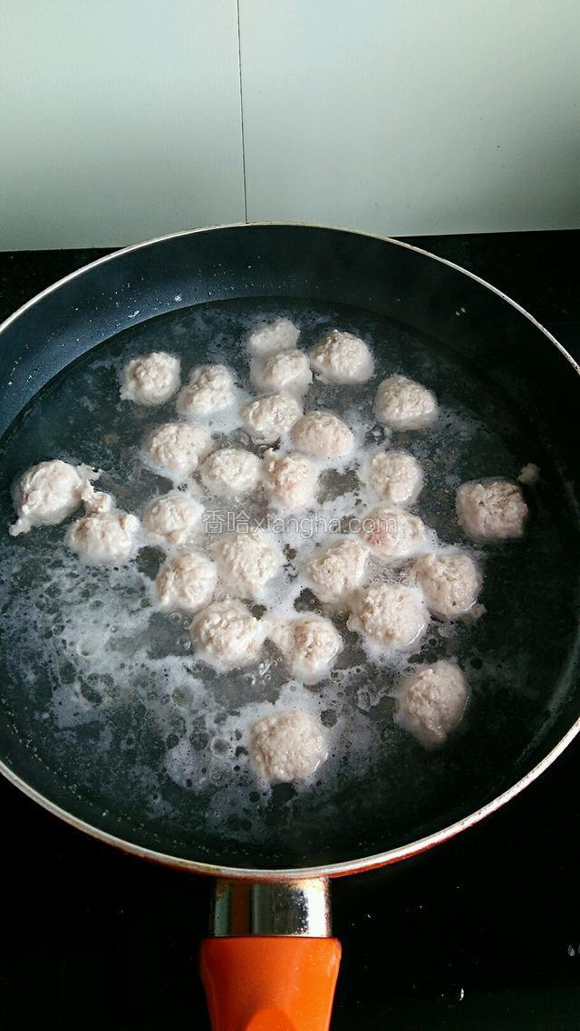 所有丸子做好后，盖上锅盖小火煮两分钟。