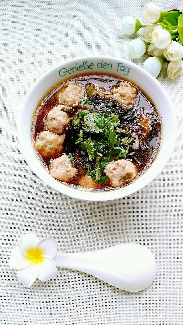 撒上香菜，盛出即可食用。