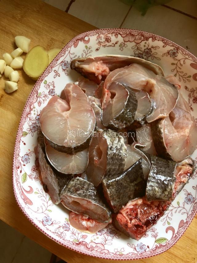鱼洗净切成块，用盐料酒生姜腌制一会后倒掉血水洗净