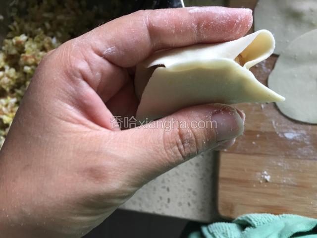 然后一点一点的捏紧一边。