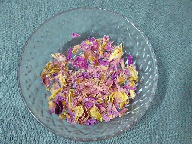 玫瑰花温水泡一道去除苦涩。