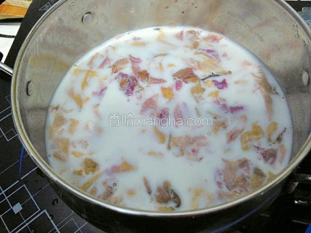 加入泡好的玫瑰花瓣继续加热，煮出玫瑰味。
