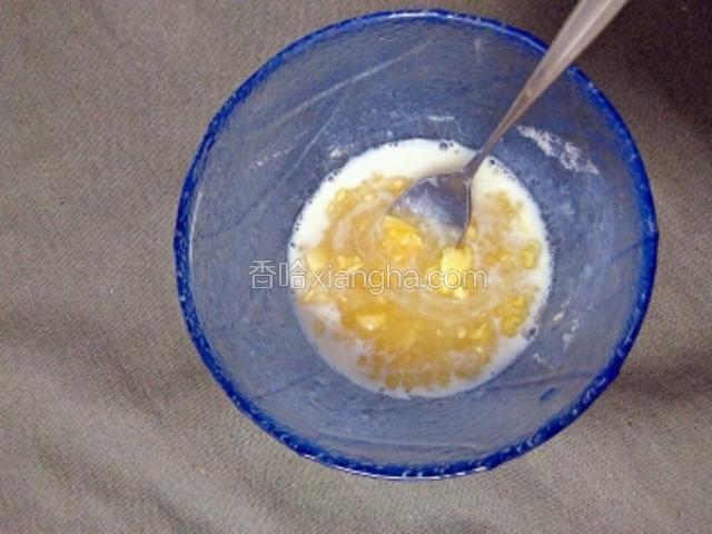 取一部分煮开的椰奶融化吉利丁粉。