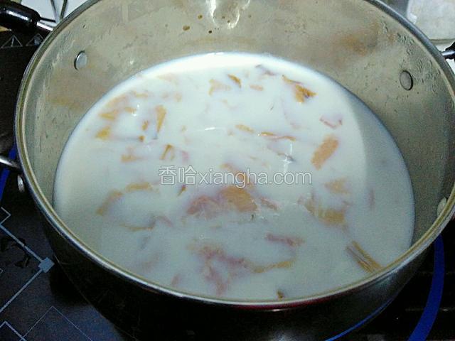 待玫瑰花瓣煮至颜色变黄即可。