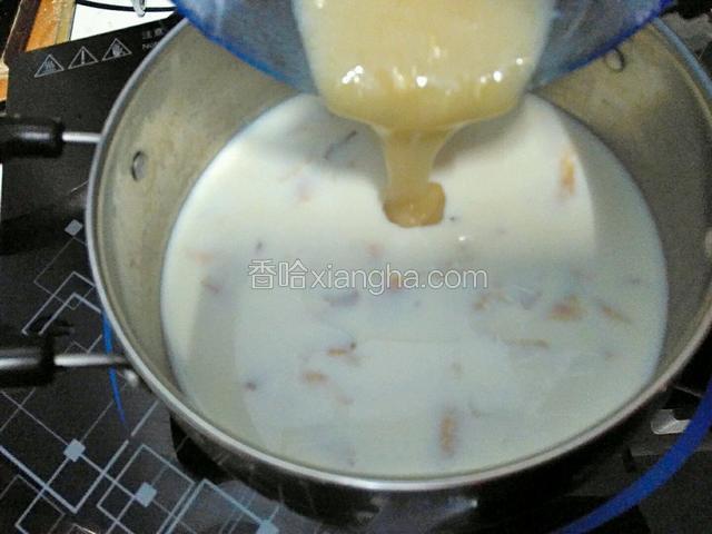 将溶解的吉利丁溶液倒入奶锅中。