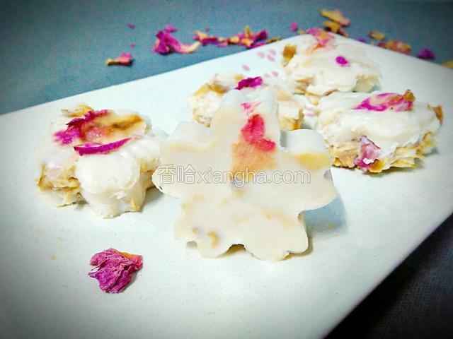 再撒上一些玫瑰花瓣，真美啊。
