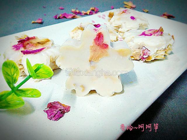 一口下去浓浓的奶香混合玫瑰的芳香，真甜蜜。