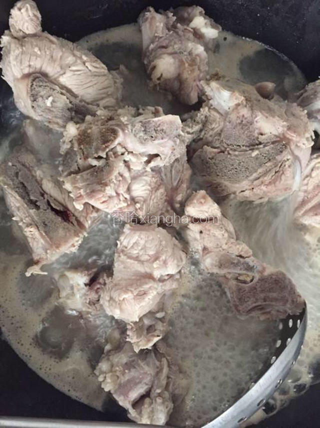 变成这样的颜色，就可以关火，捞出大骨放入盘子里备用我第一张照片上就是焯除血水后的大骨