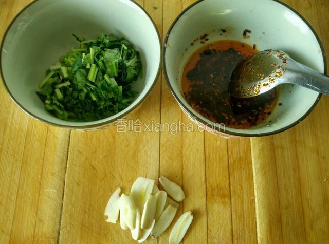 香菜沫，辣椒油炒香，蒜切小片