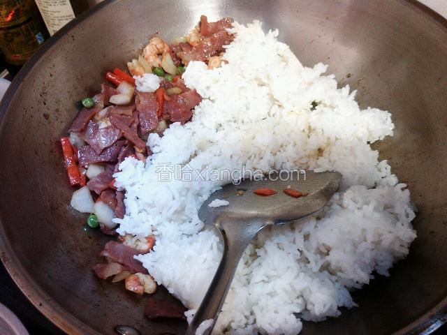 下米饭，米饭是剩饭，但是我已经加热了，加点生抽，黑胡椒粉，拌匀就可以了，不需要加盐，培根里有盐，足够了