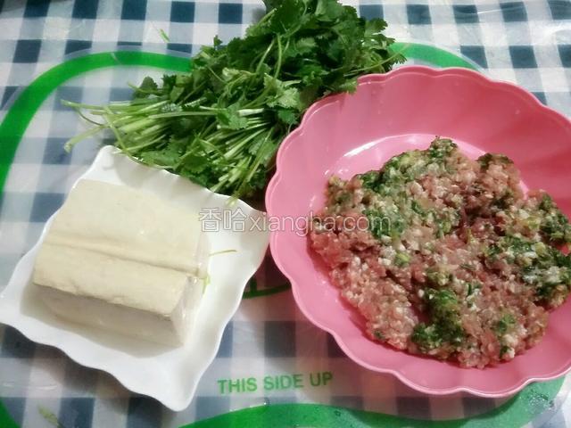 准备材料，肉馅有空可以自己剁，我这是在肉店加姜葱搅好的馅；