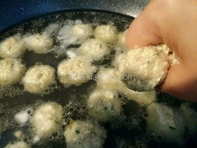 坐锅烧水，水开小火，用右手虎口挤圆子入锅中；