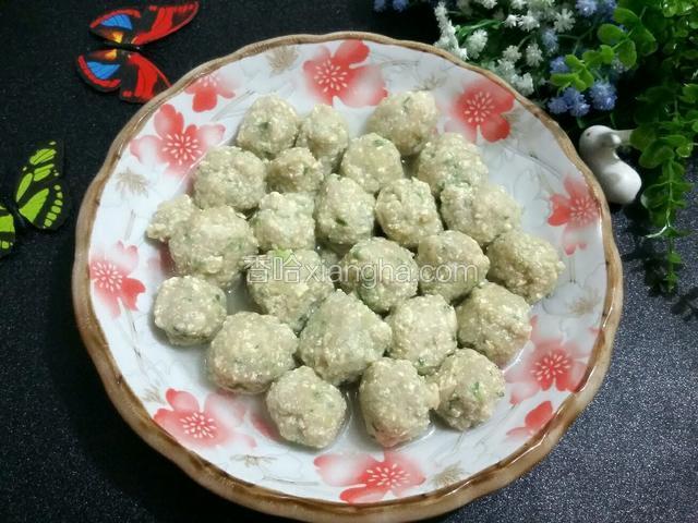 丸子全部下入锅中，大火煮开撇去浮沫，煮约5分钟，捞出丸子装盘；