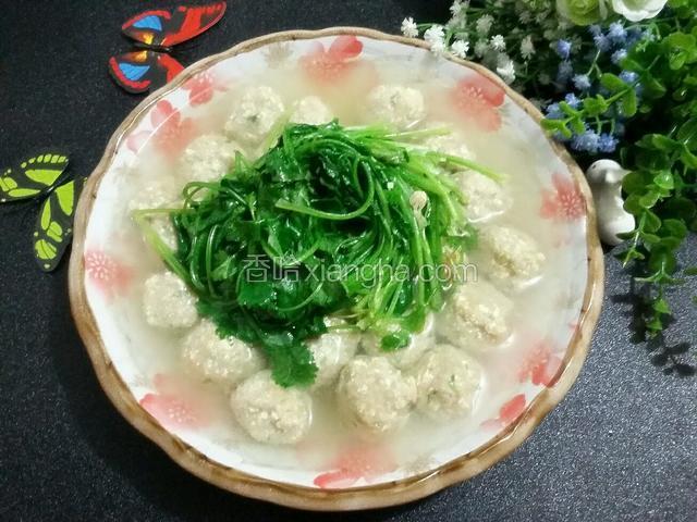 香菜在汤中滚一下，立即捞起放肉丸一起，汤倒入盘中，淋香油即可享用。