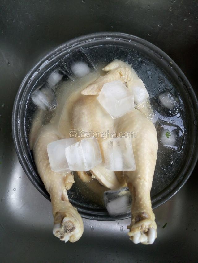 准备冰块（冰水），热胀冷缩的道理，就是让鸡的皮变的更加爽脆，冰水中浸泡40分钟，冷却。