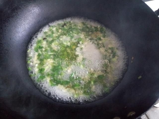 大火烧热炒锅，加入适量的花生油烧热，放入蒜蓉爆香再放入葱花炒香最后加入三勺鸡汤放盐，大火烧开即可。