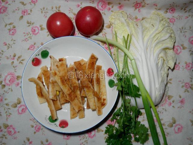 准备食材：面饼条、番茄、白菜、香菜、葱。