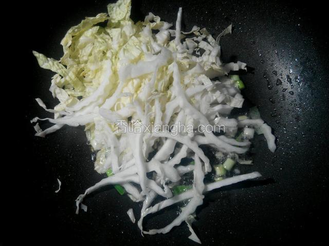 放入白菜丝翻炒。