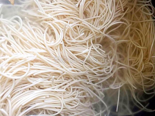 凉水一过，挂面控水备用。
