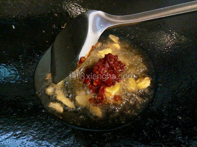加入一勺豆瓣酱。改小火。