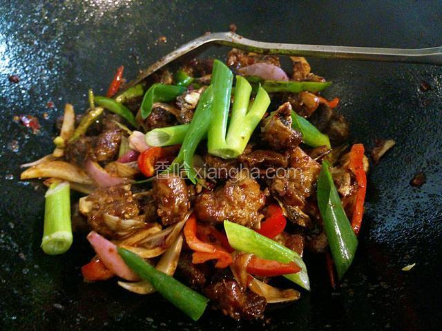 加入葱叶，调入鸡精，胡椒粉，花椒粉，孜然粉翻炒均匀即可关火出锅。
