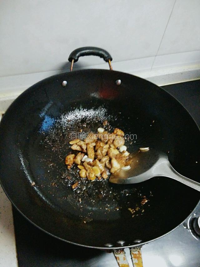 煸炒肉变色后加入姜末，蒜，老抽爆炒五花肉最后添加少许醋喷出香味