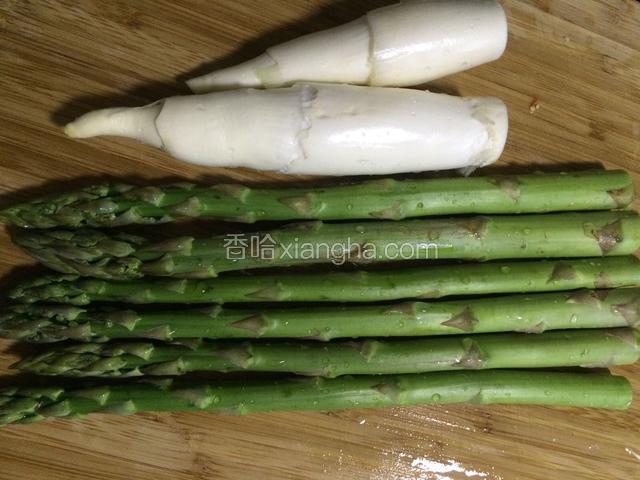 将芦笋和茭白洗净，切条状备用
