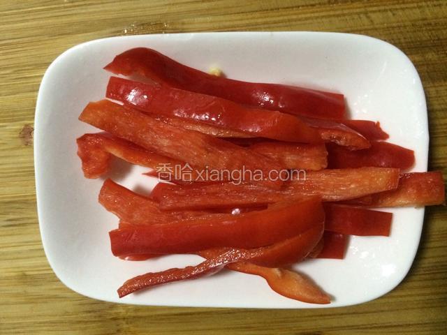 将红辣椒切条状