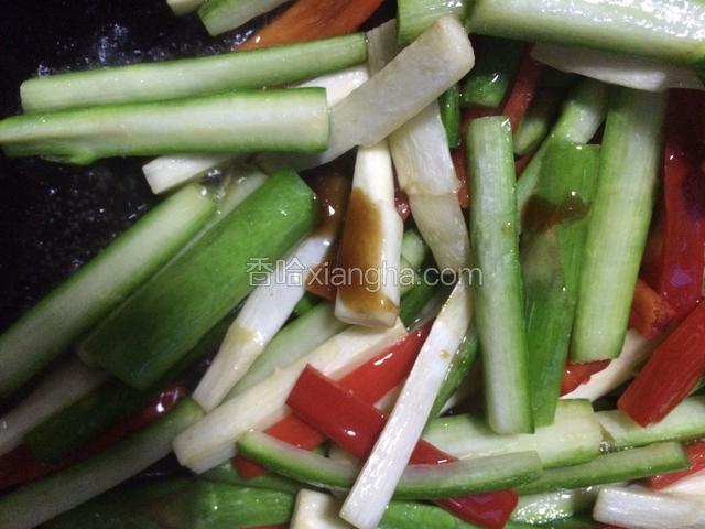 加入1-2滴蚝油，滴几滴水，翻炒均匀入味即可