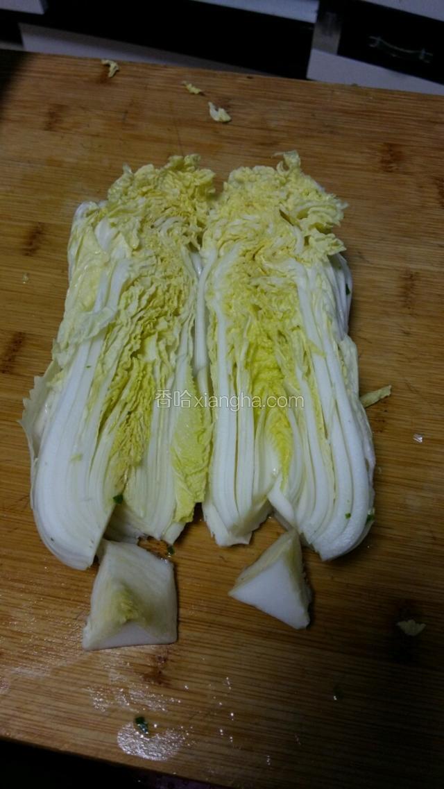 从中间顺着切半，去掉根部。