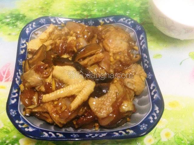 用芝麻油、盐、生抽、老抽、料酒、生粉把鸡块腌制20分钟.
