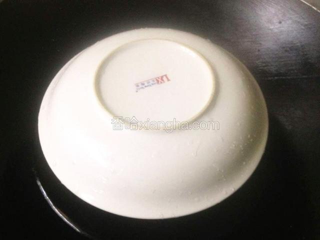 在鸡块上盖一个盘子,开大火,水开,中火蒸15分钟.
