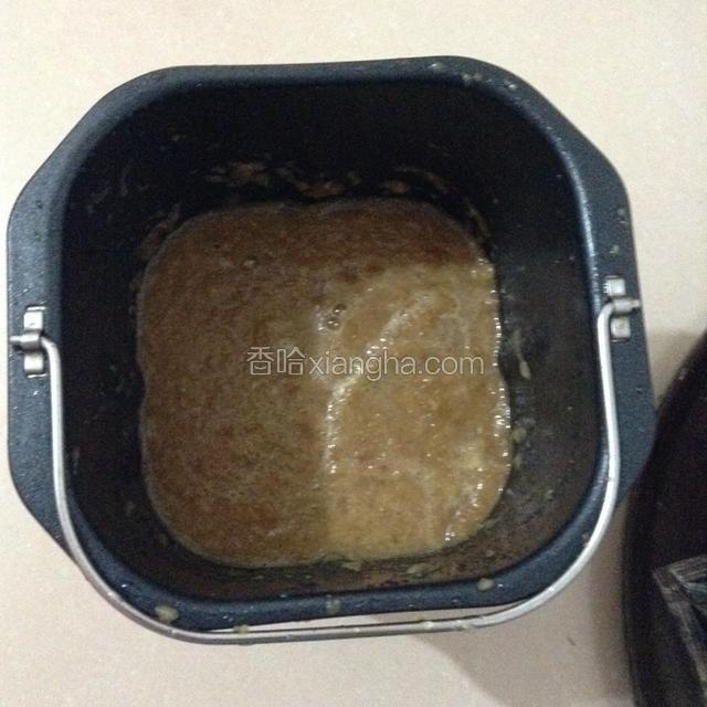 倒入面包桶。