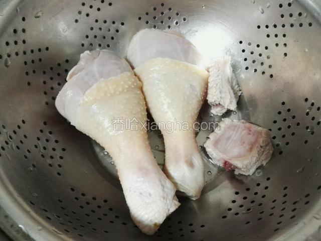 鸡腿排骨洗干净，飞水沥干