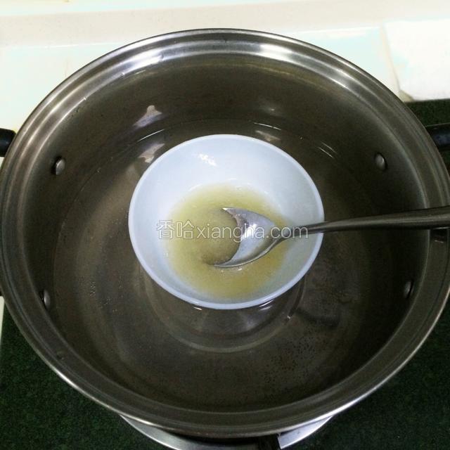 把泡有吉利丁粉的小碗隔热水搅拌，使吉利丁粉完全溶于水，无颗粒状态；