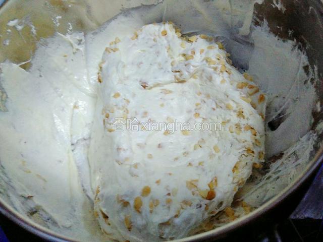 离火，快速翻炒搅拌均匀。使所有食材均匀混合一体。
