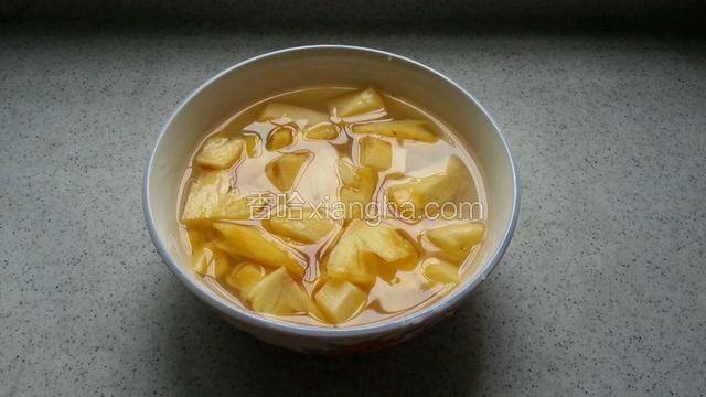 菠萝用淡盐水浸泡10至20分钟