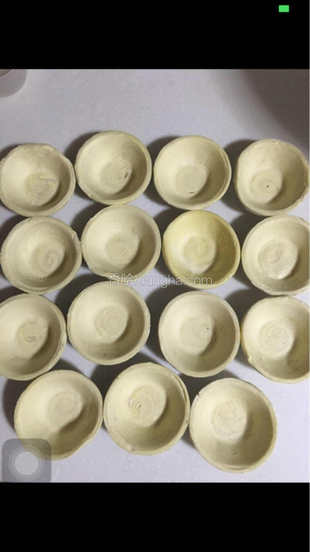 从冰箱里拿出蛋挞皮回温备用；