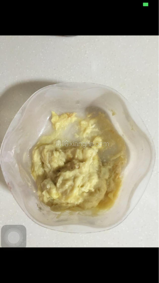 榴莲肉去核压成泥备用；