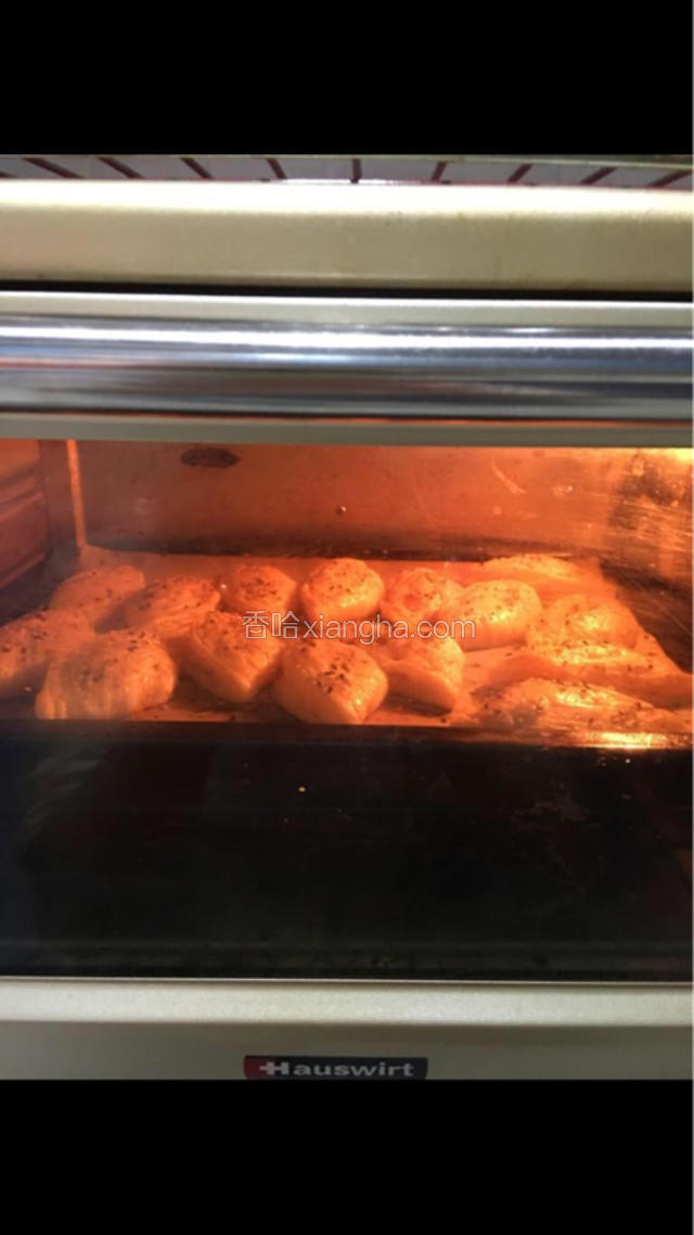 继续放入180度的烤箱中层，上下火、烘烤25分钟左右，至表面金黄既可出炉；