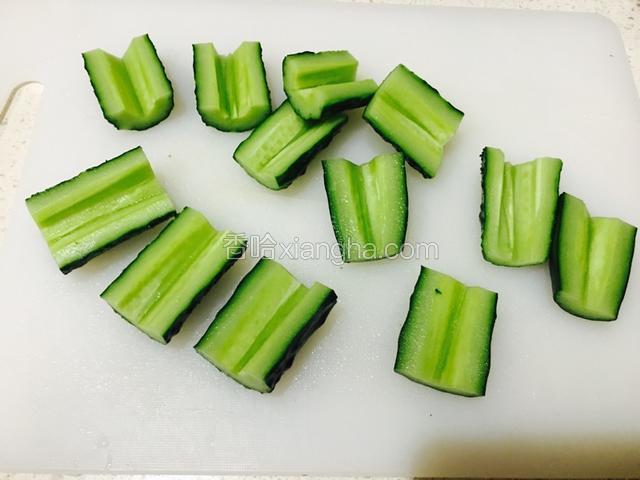 对半切开后，去瓤。