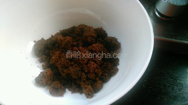 红糖倒入适量备用碗里