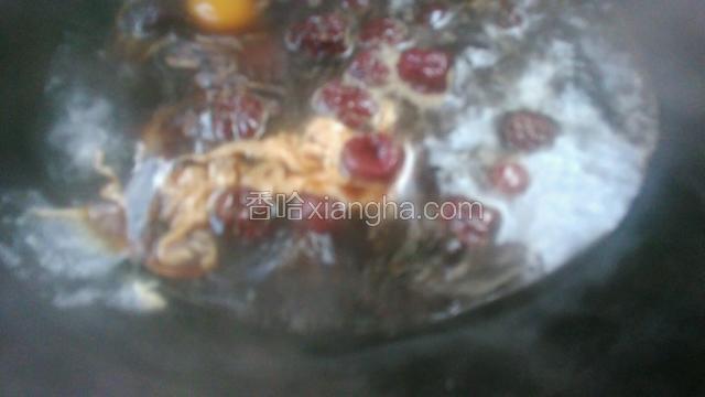 加入鸡蛋，红糖，大蒜头大火煮开关小火煮三分钟。